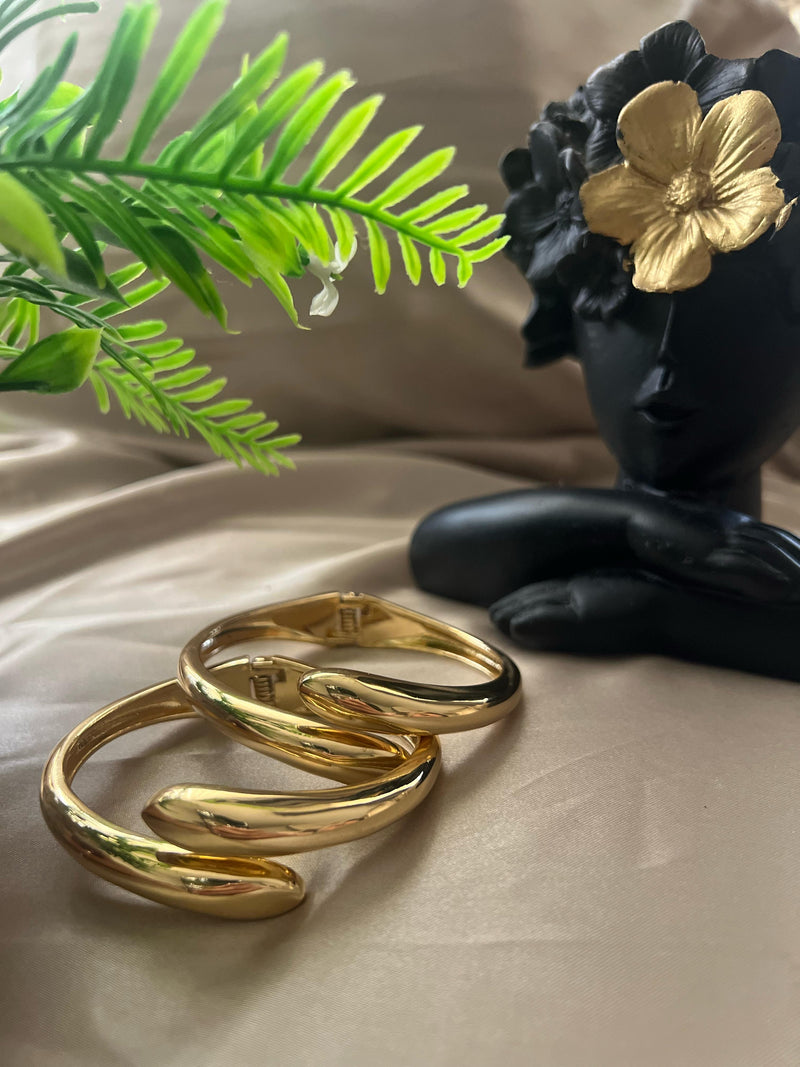 Worm gold bangle